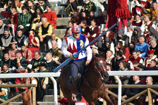 Il cavaliere Fabio Picchioni del Sestiere Porta Romana in sella a Natali's Jam si lancia per il rettilinio finale.