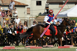 Emanuele Capriotti alla curva del 'Cassero'.