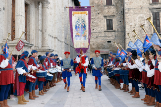 Il Palio della Giostra di Agosto 2013 sfila tra i Musici Rosso-Azzurri.