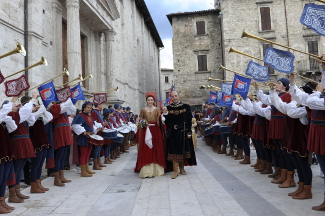 La Dama accompagnata dal Console sfila tra i Musici Rosso-Azzurri.