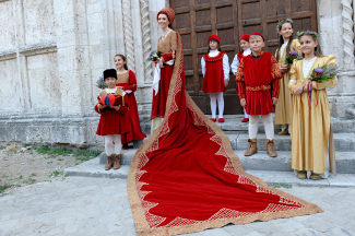 La Dama in posa con le sue damigelle.