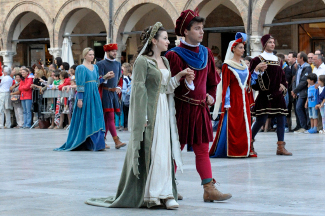 I Cavalier Serventi con le proprie Damigelle in Piazza del Popolo.