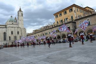 Gli Sbandieratori in Piazza del Popolo.