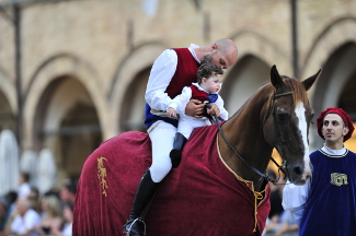 Il Cavalier Giostrante Emauele Capriotti con suo figlio in Piazza del Popolo.