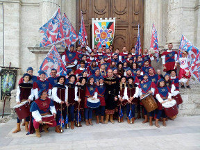 Gli sbandieratori ed i musici in posa con il palio vinto alle gare interne.