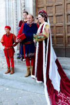 La Dama Cristina Paolini con il Caposestiere Pier Luigi Torquati in Piazza Ventidio Basso.