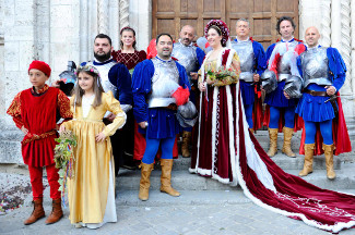 La Dama Cristina Paolini con il Capitani in Piazza Ventidio Basso.