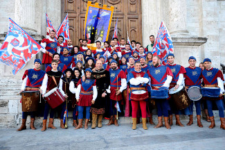 I Musici e gli Sbandieratori con il Palio vinto alle Gare Interne.