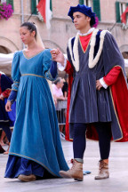 Damigella e Cavalier Servente in Piazza del Popolo.