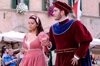 Damigella e Cavalier Servente in Piazza del Popolo.