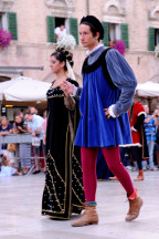 Damigella e Cavalier Servente in Piazza del Popolo.