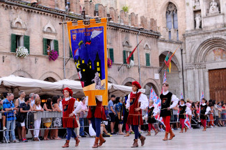 Il Palio Sbandieratori e Musici in Piazza del Popolo.