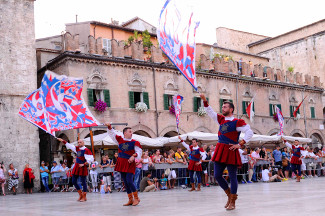 Gli Sbandieratori in Piazza del Popolo.