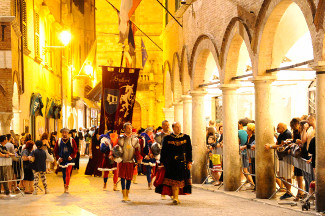 Il Gonfalone rientra in Piazza del Popolo.