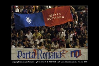 I tifosi di Porta Romana alle gare interne Sbandieratori e Musici del 2008.
