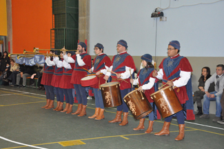 I Musici di Porta Romana accompagnano le esibizioni degli sbandieratori.