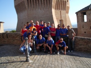 Il gruppo di Porta Romana a passeggio per Mondavio.