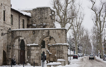 Porta Gemina coperta di neve.