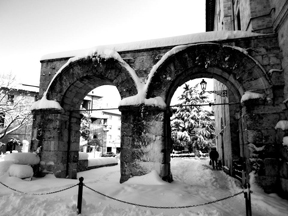 Porta Gemina coperta di neve.