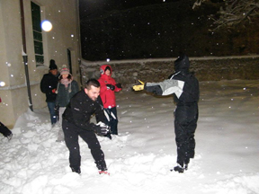 Inizia la guerra delle palle di neve.