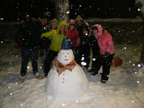 Foto ricordo con il pupazzo di neve.