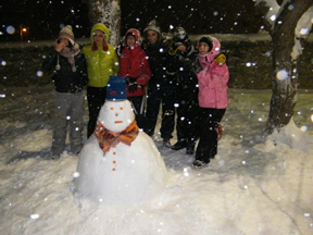 Foto ricordo con il pupazzo di neve.