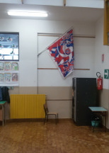 La bandiera del sestiere in mostra all'interno della scuola.
